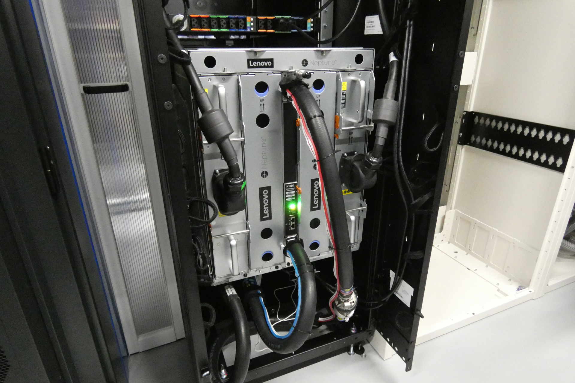 ニュース レノボ、AI向け水冷インフラの検証拠点「Neptuneラボ」開設
