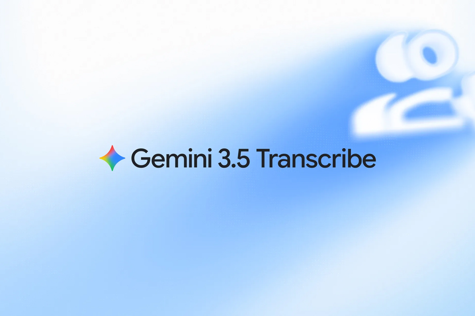 Görsel, mavi arka plan üzerinde bir Google logosu ve “Gemini 3.5 Transcribe” metnini göstermektedir.